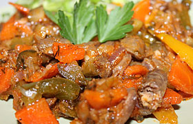 Куриные сердечки, тушенные с овощами