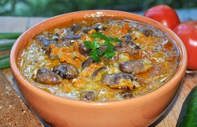 Куриные сердечки, тушенные в сметане