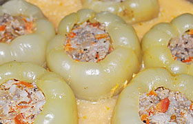 Перцы, фаршированные мясом с овощами