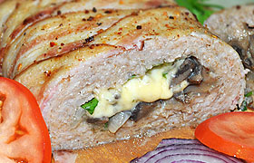 Рулет из фарша с грибами и сыром в беконе