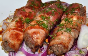 Чевапчичи в беконе на сковороде