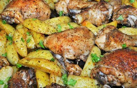 Пряные окорочка с картофелем в духовке