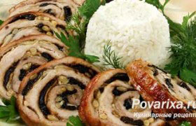 Рулет из свинины со сливами